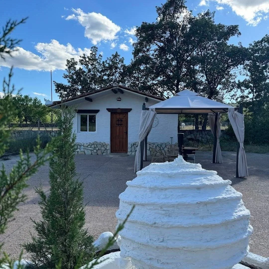 Cabaña con jardín y zona de estar exterior