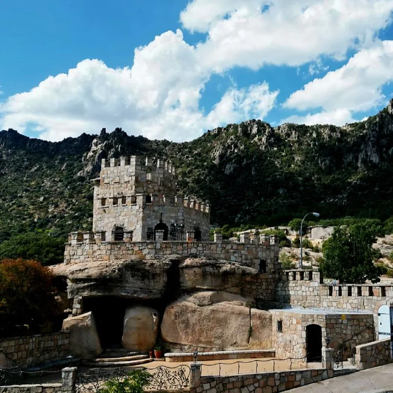 Vista general del castillo y las montañas