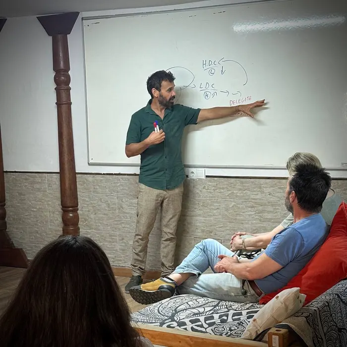 Prof. David Luján impartiendo un curso