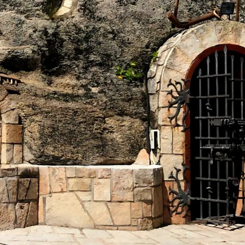 Arco de piedra con verja de forja