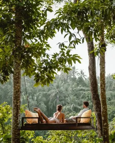Columpio sobre la selva en Ubud, Bali