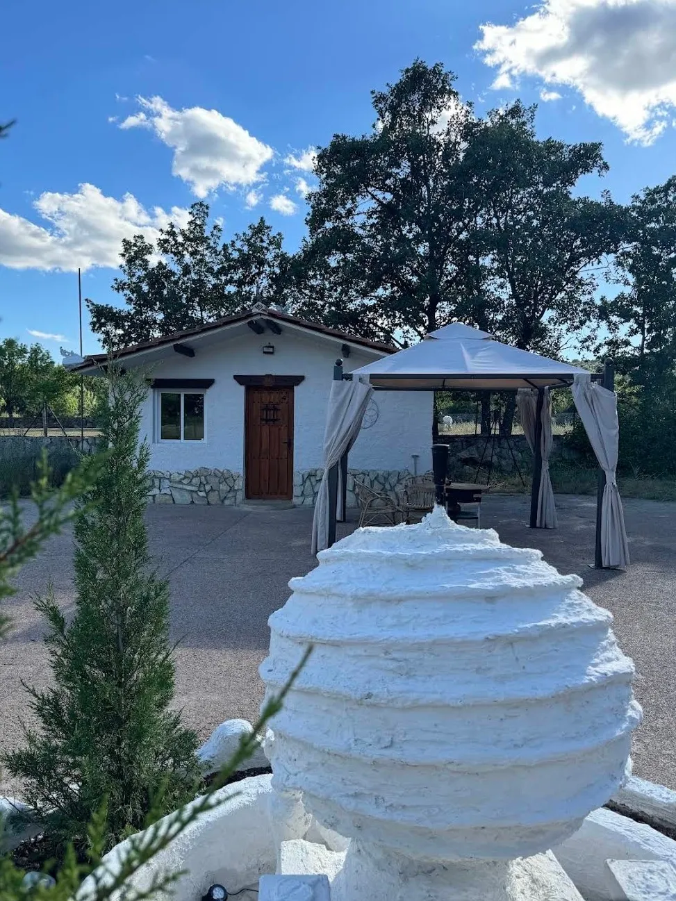 Casa y jardín de la finca en La Cabrera