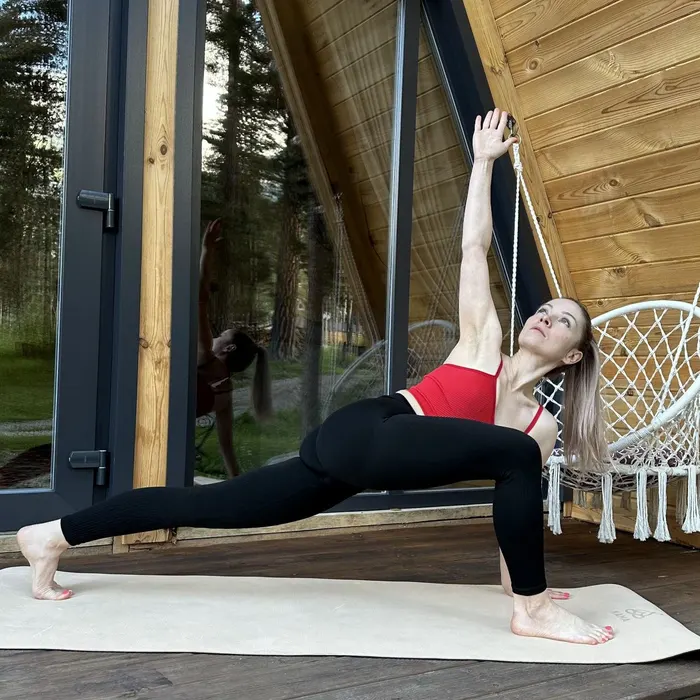Olga Nekrasova practicando una postura de fuerza y equilibrio