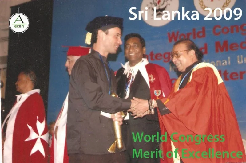 David Luján recibiendo el Mérito a la Excelencia en el 47º Congreso Mundial de Medicina Complementaria, Sri Lanka 2009