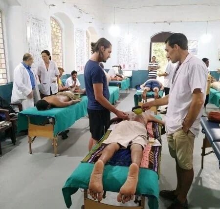 Sesión de tratamiento en camillas en Goa, India